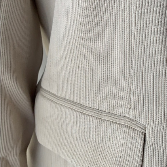 Garfield & Marks | Cream Blazer - Picture 3 of 9